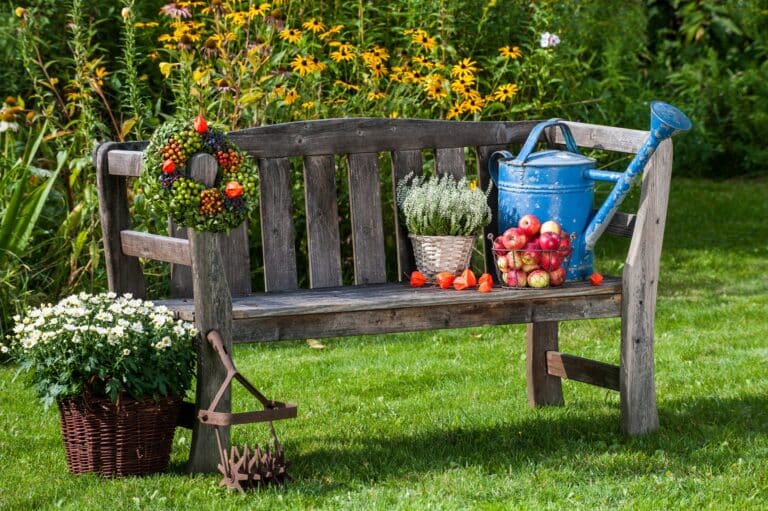 Gartenbank mit jahreszeitlicher Deko | Dekosäulen