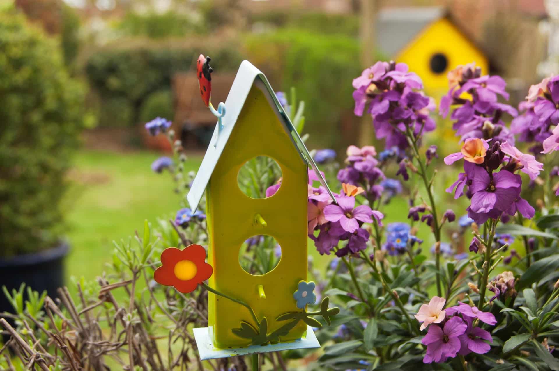 Farbiger Gartenschmuck mit Blumen | Dekosäulen


