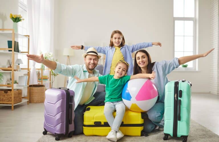 Familie mit Koffern bei Urlaubsstart | Radiologie Düsseldorf