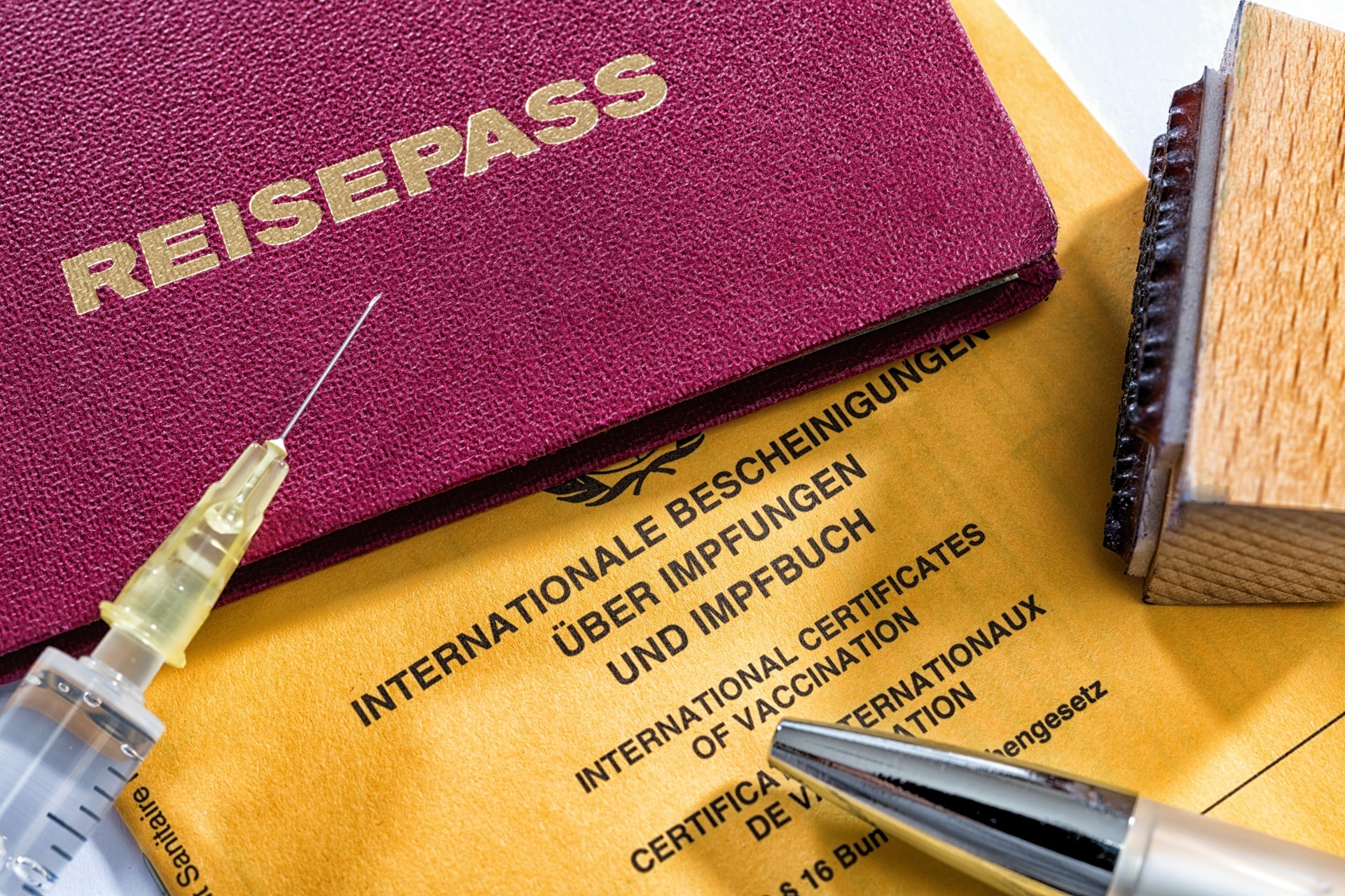 Impfpass und Reisepass zur Reisevorbereitung | Radiologie Düsseldorf

