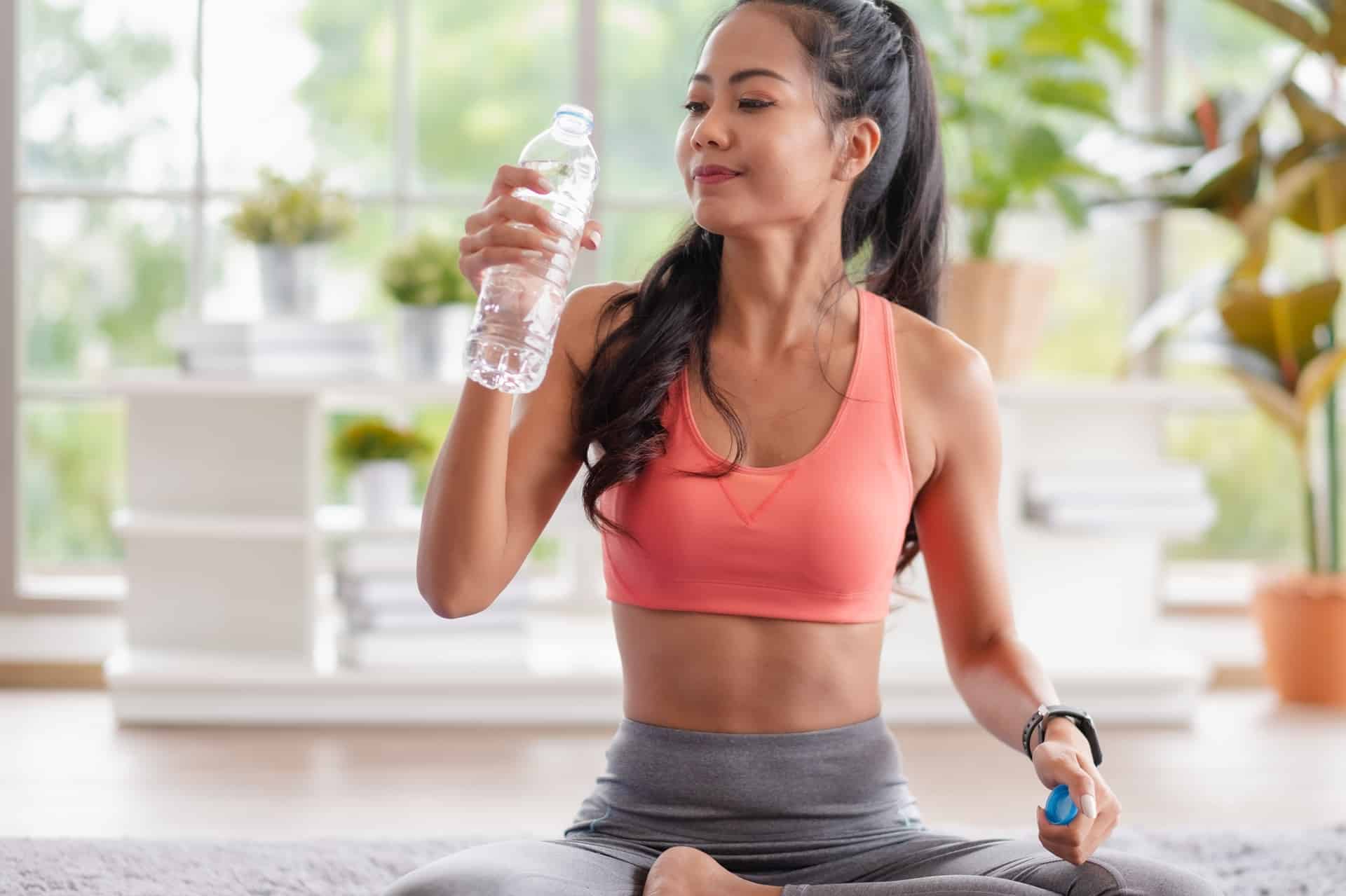Sportlerin trinkt nach Training | Wasserfilteranlage für Trinkwasser


