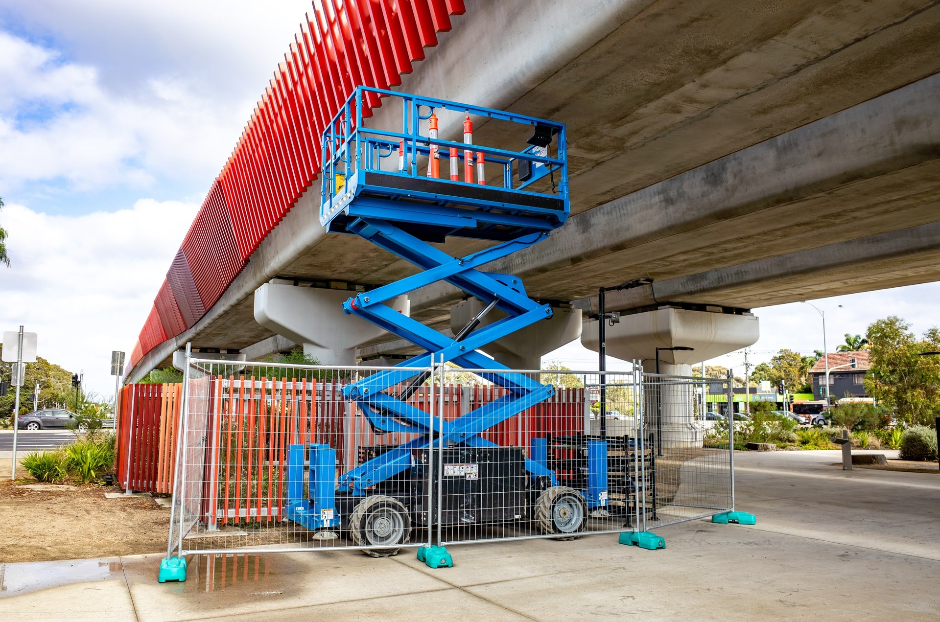 Mobile Scherenbühne im Einsatz unter Straßenbrücke | Alu Kran mieten

