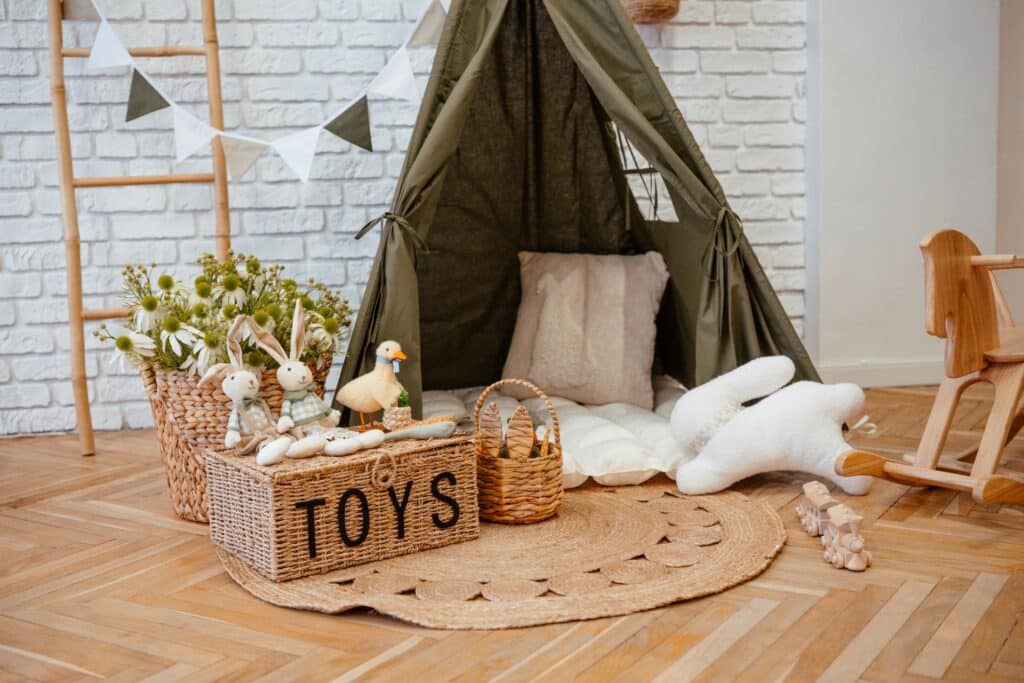 kinderzimmer mit spielzelt holzspielzeug und stofftieren auf naturteppich