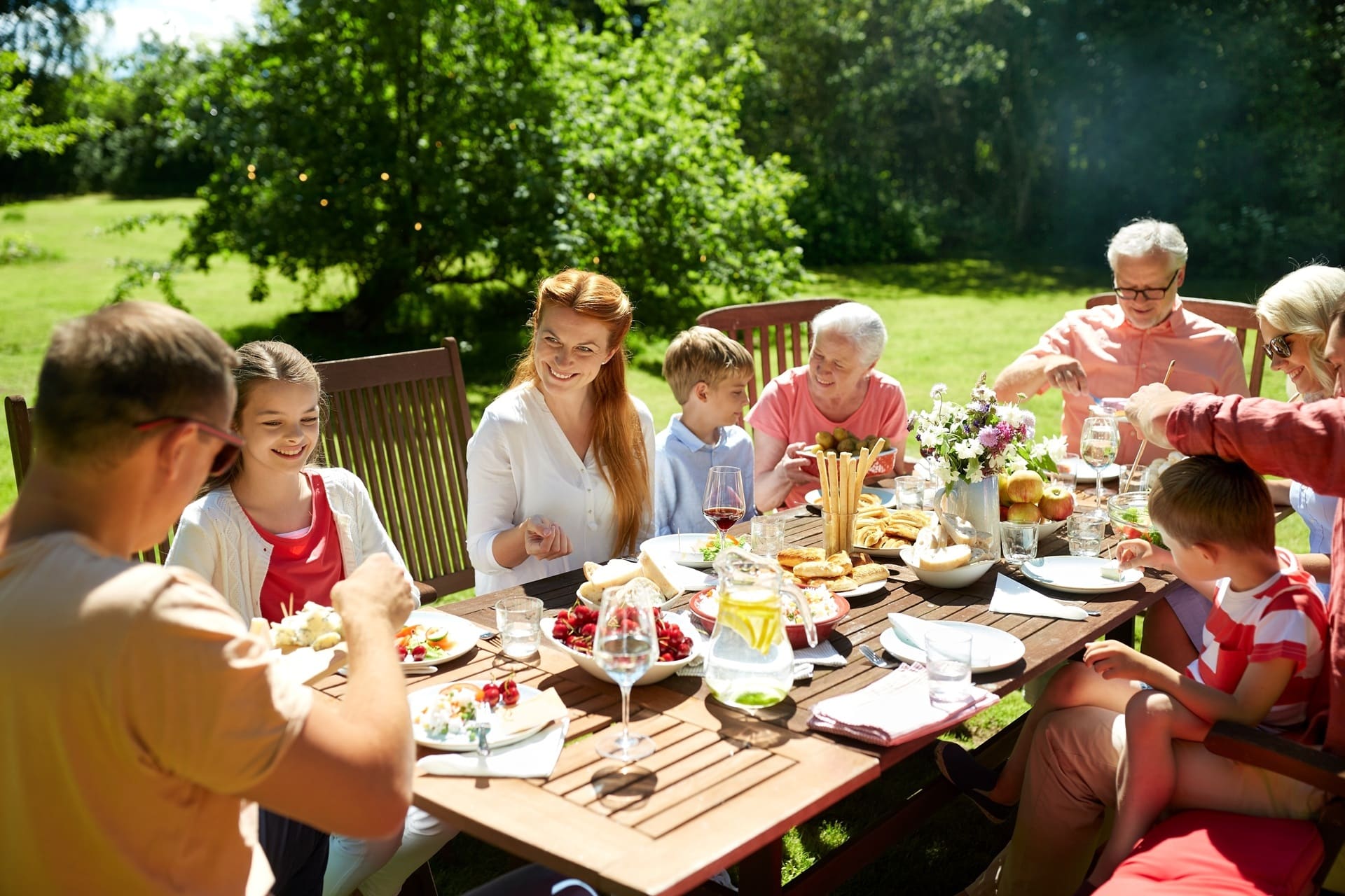 Mehrgenerationen-Mahlzeit unter freiem Himmel | Gartenküche

