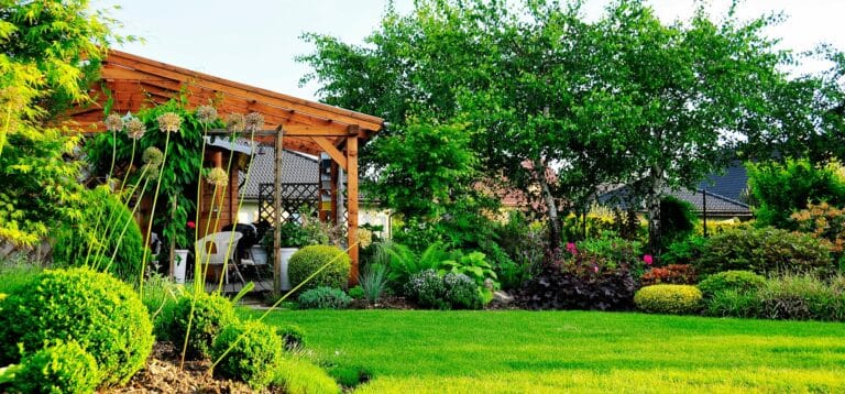 Garten mit Pavillon und Blumenbeeten | Gartenküche