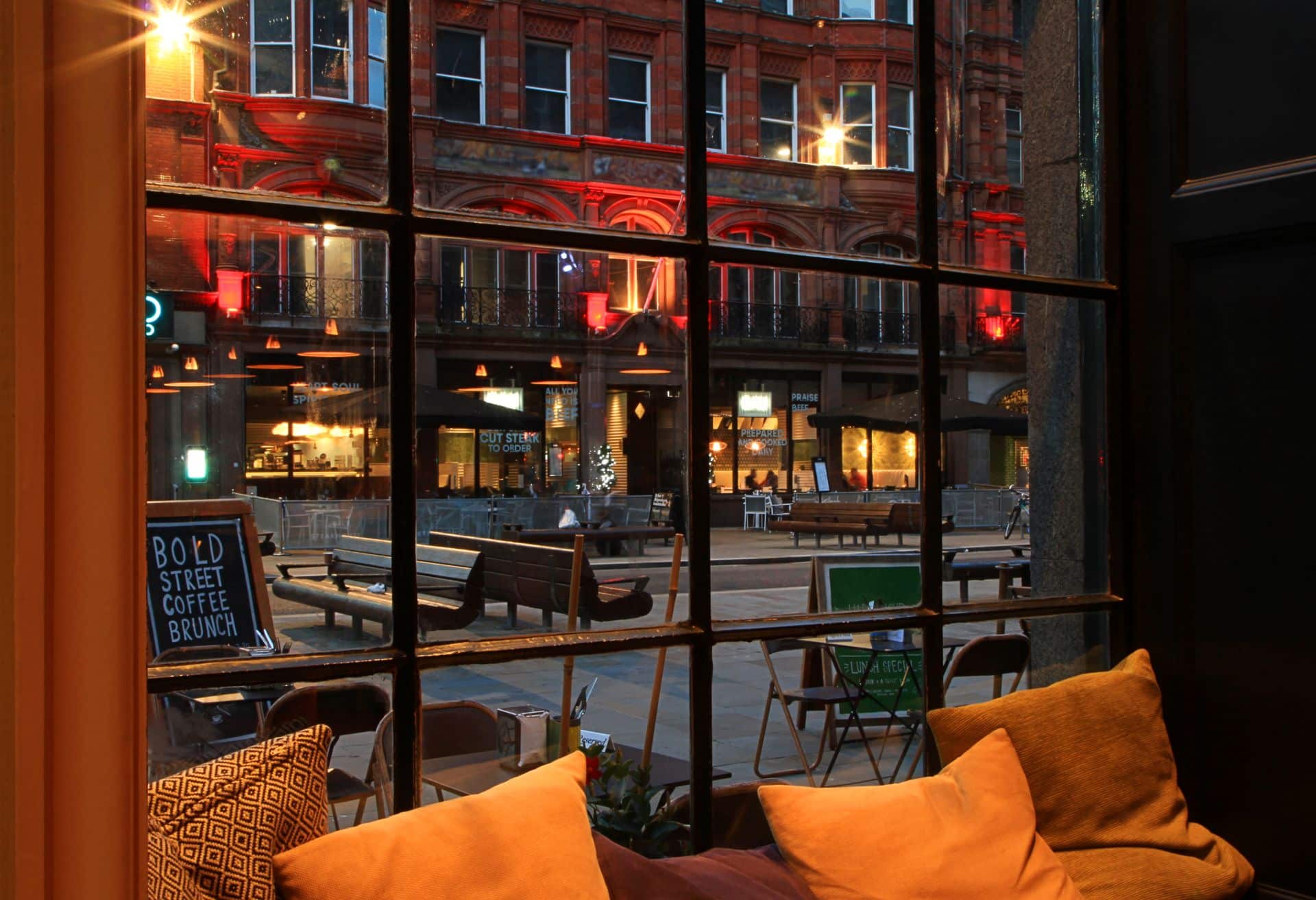 hamburg cafe fensterblick abendlicht winter gemuetlich