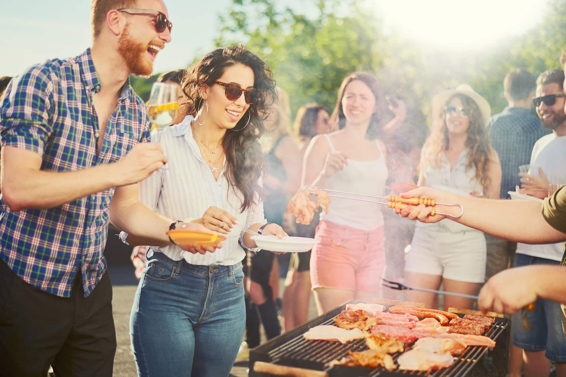 grillfest-mit-freunden-und-familie-biertischgarnitur