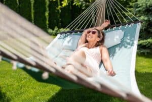 Frau liegt entspannt in Hängematte im Garten | Zisterne Preise